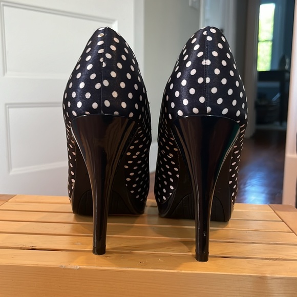 White Polka dot on navy open-toed pump. - Picture 3 of 6